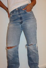 Load image into Gallery viewer, VINTAGE LEVI'S 517 BOOT CUT JEANS