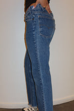 Load image into Gallery viewer, VINTAGE LEVI'S CROPPED JEANS