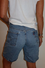Load image into Gallery viewer, VINTAGE LEVI'S 550 JEAN SHORTS