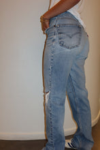 Load image into Gallery viewer, VINTAGE LEVI'S 517 BOOT CUT JEANS