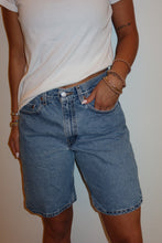Load image into Gallery viewer, VINTAGE LEVI'S 550 JEAN SHORTS