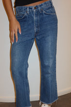 Load image into Gallery viewer, VINTAGE LEVI'S CROPPED JEANS